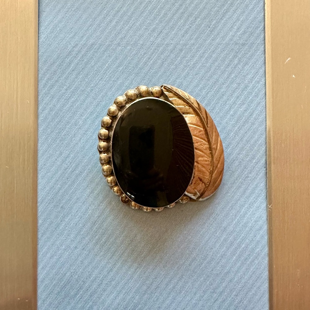 Elegant Black and Gold Women's Ring